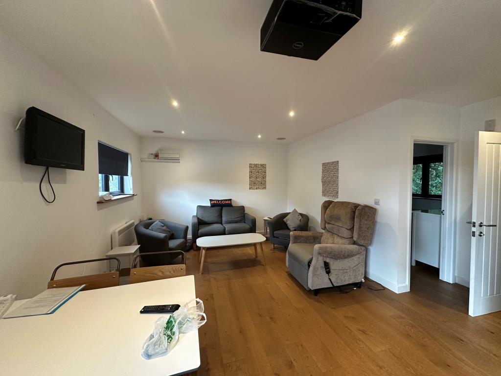 Lot: 146 - DETACHED BUILDING WITH PARKING AND EXTERNAL STORAGE - Living Area